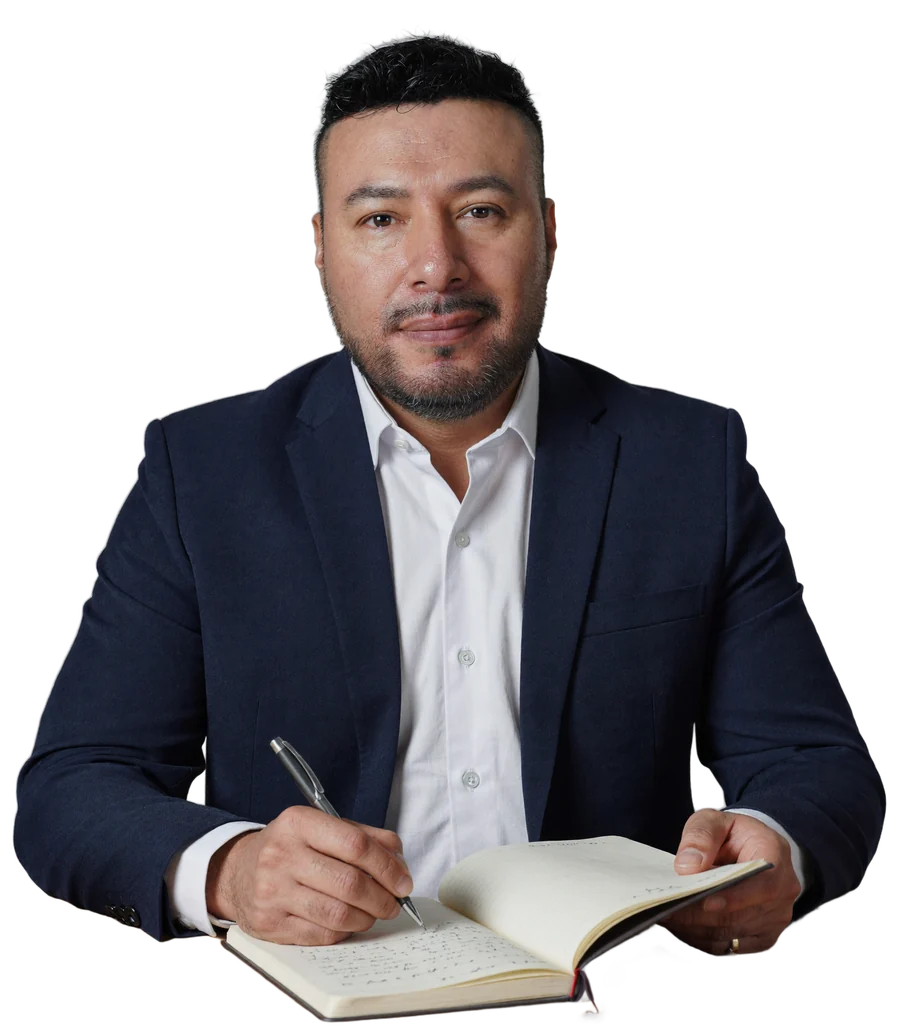 Giancarlo Buendía revisando los requisitos de admisión al programa